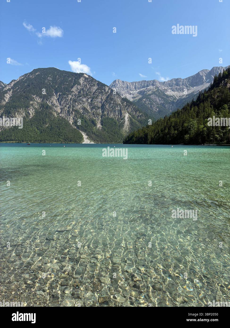 Ziemlich klarer See in österreich - Smartphone-aufgenommenes Stockfoto