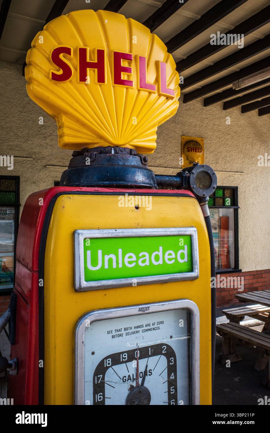 Restaurierte alte Shell Tankstelle mit Originalpumpen, die um 1928 im hübschen Dorf Colyford in East Devon gebaut wurden Stockfoto