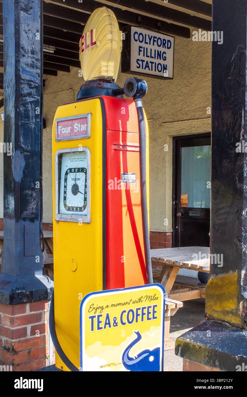 Restaurierte alte Shell Tankstelle mit Originalpumpen, die um 1928 im hübschen Dorf Colyford in East Devon gebaut wurden Stockfoto