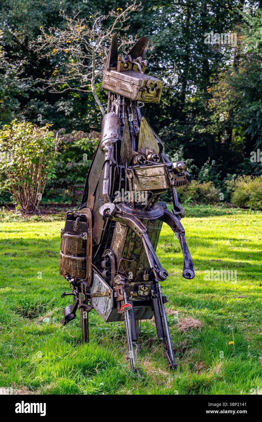 Metallskulptur eines Hundes aus recycelten mechanischen Teilen und Schrott, ausgestellt im Freien in einem grasbewachsenen Garten in Leeds Castle, Kent Stockfoto
