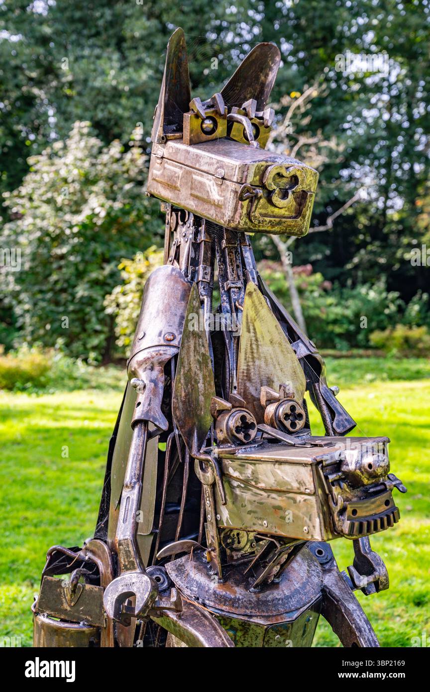 Nahaufnahme einer Metallskulptur eines Hundes aus recyceltem Altmetall und mechanischen Teilen, ausgestellt in den Gärten von Leeds Castle, Kent, England. Stockfoto