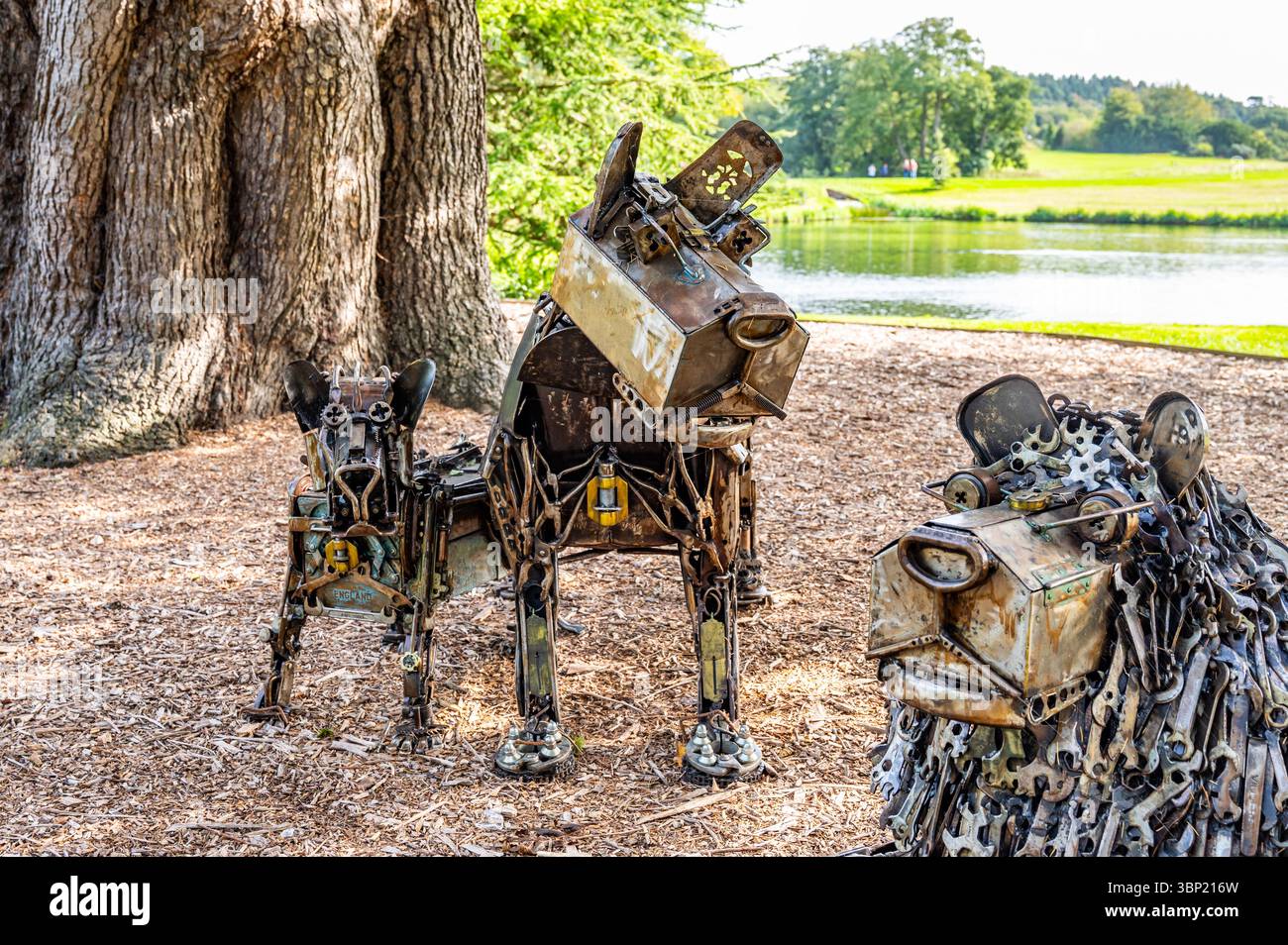 Skurrile Hundeskulpturen aus Schrott und Werkzeugen auf dem Gelände von Leeds Castle, Kent, Großbritannien. Stockfoto