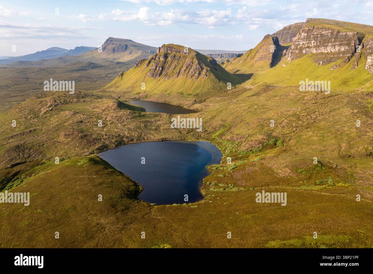 Drohnenansicht der Quiraing-Landschaft, Totternish Ridge, Isle of Skye, Schottland, Großbritannien. Stockfoto