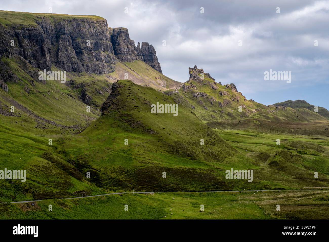 Drohnenansicht der Quiraing-Landschaft, Totternish Ridge, Isle of Skye, Schottland, Großbritannien. Stockfoto