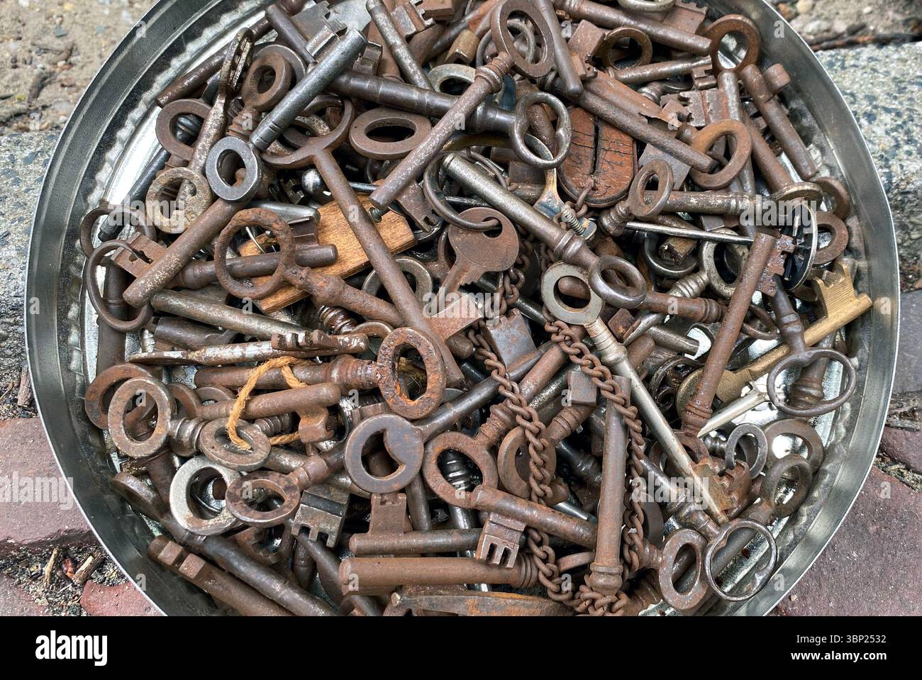 Viele alte Kupfereisenschlüssel mit Patina, alte niederländische Vintage-Schlüssel, Blick von oben - Smartphone-aufgenommenes Stockfoto