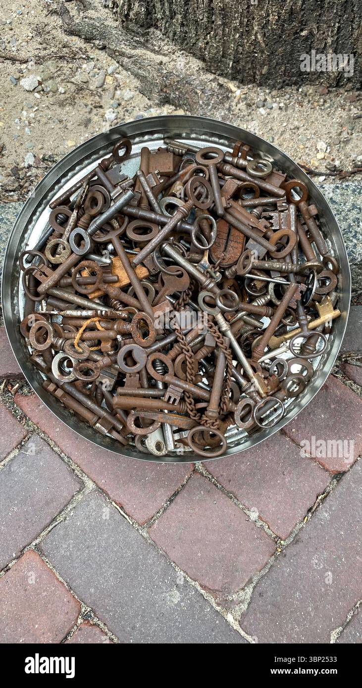 Viele alte Kupfereisenschlüssel mit Patina, alte niederländische Vintage-Schlüssel, Blick von oben - Smartphone-aufgenommenes Stockfoto
