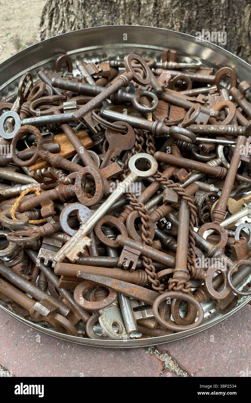 Viele alte Kupfereisenschlüssel mit Patina, alte niederländische Vintage-Schlüssel, Blick von oben - Smartphone-aufgenommenes Stockfoto