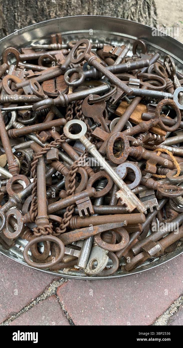 Viele alte Kupfereisenschlüssel mit Patina, alte niederländische Vintage-Schlüssel, Blick von oben - Smartphone-aufgenommenes Stockfoto
