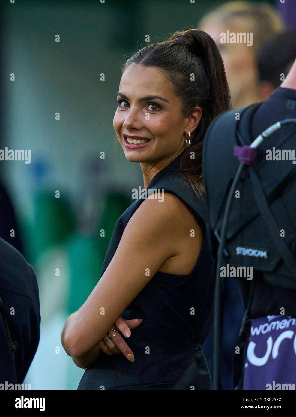 St.Gallen, Schweiz. Juli 2025. Lea Wagner, Sportmoderatorin ARD Sport Moderatorin, beim Fußball UEFA Frauen EURO 2025 Spiel DEUTSCHLAND, Polen. , . Am 4. Juli 2025 in St.Gallen, Schweiz. Fotograf: ddp Images/STAR-Images Credit: ddp Media GmbH/Alamy Live News Stockfoto