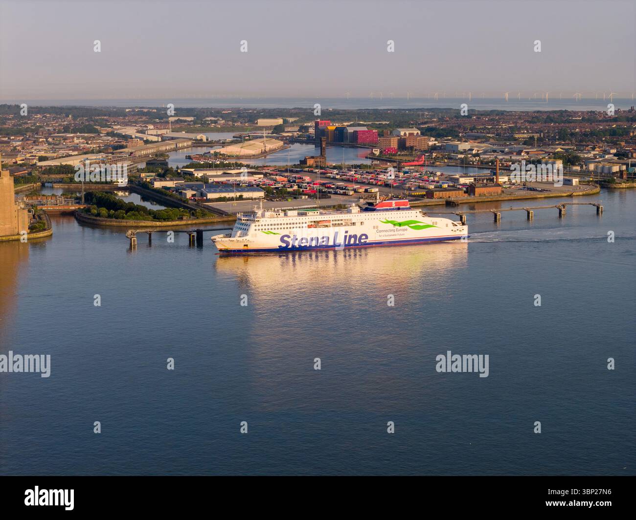 Luftbild des Mersey River und des Birkenhead Terminals mit einer großen Fähre am Morgen Stockfoto