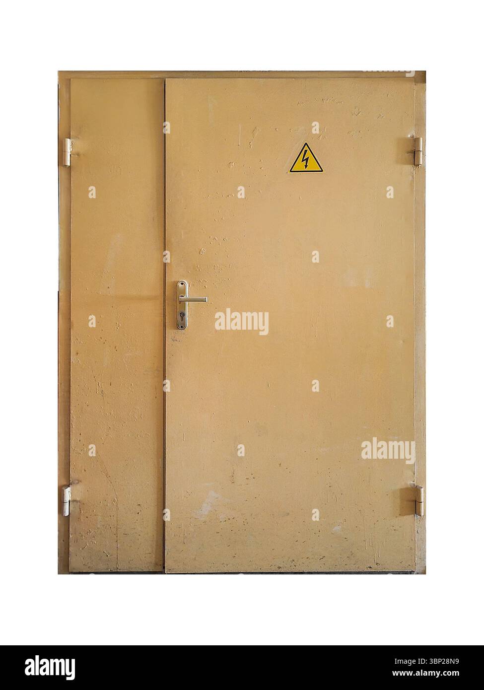 Alte Metalltüren, deren Hochspannungsschild auf weißem Hintergrund isoliert ist. Stockfoto