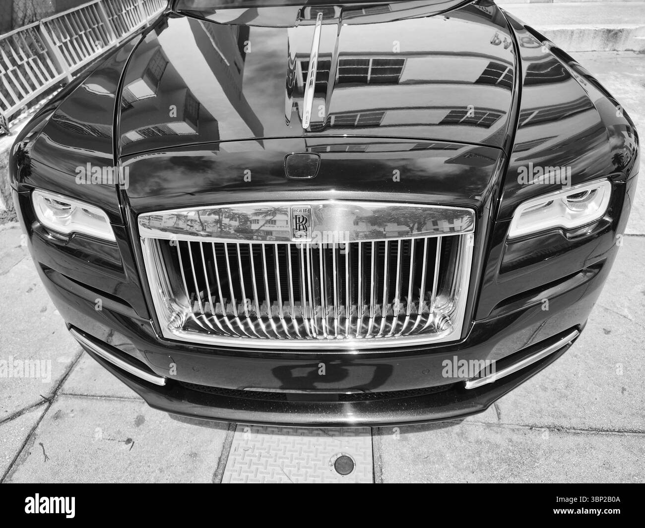 Miami Beach, Florida USA - 8. Juni 2024: 2014 Rolls-Royce Wraith Luxusauto schwarz am Ocean Drive miami Beach. Rolls Royce ist ein britischer Luxuswagen Stockfoto
