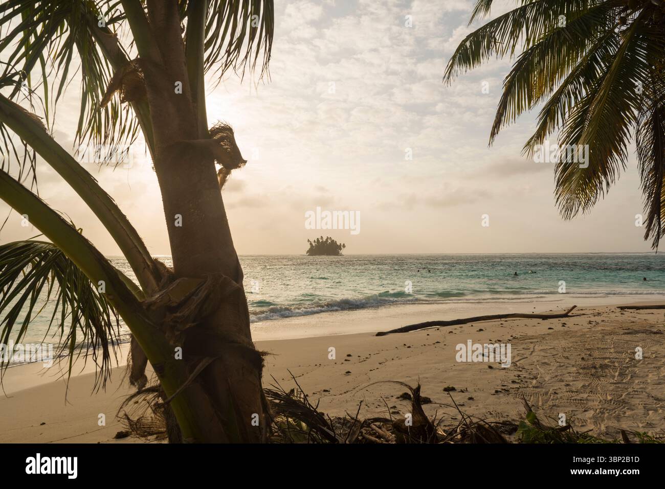 Sonnenuntergang am Strand einer Insel im San Blas Archipel, eine weitere Insel in der Ferne. Panama. Stockfoto