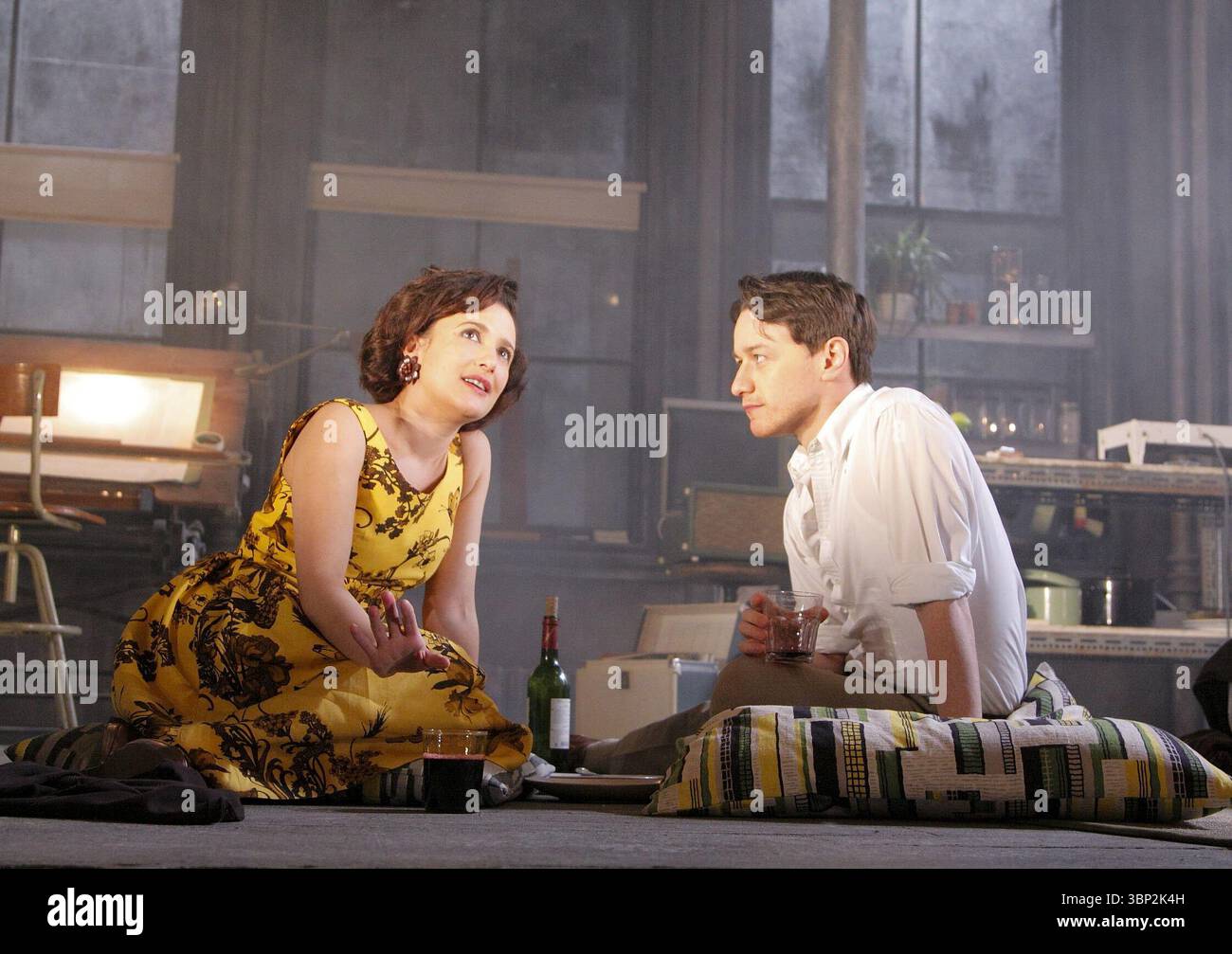 Lyndsey Marshal (Lina), James McAvoy (Ned) in DREI TAGEN REGEN von Richard Greenberg im Apollo Theatre, London W1 10/02/2009 Design: Soutra Gilmour Beleuchtung: Jon Clark Regie: Jamie Lloyd Stockfoto