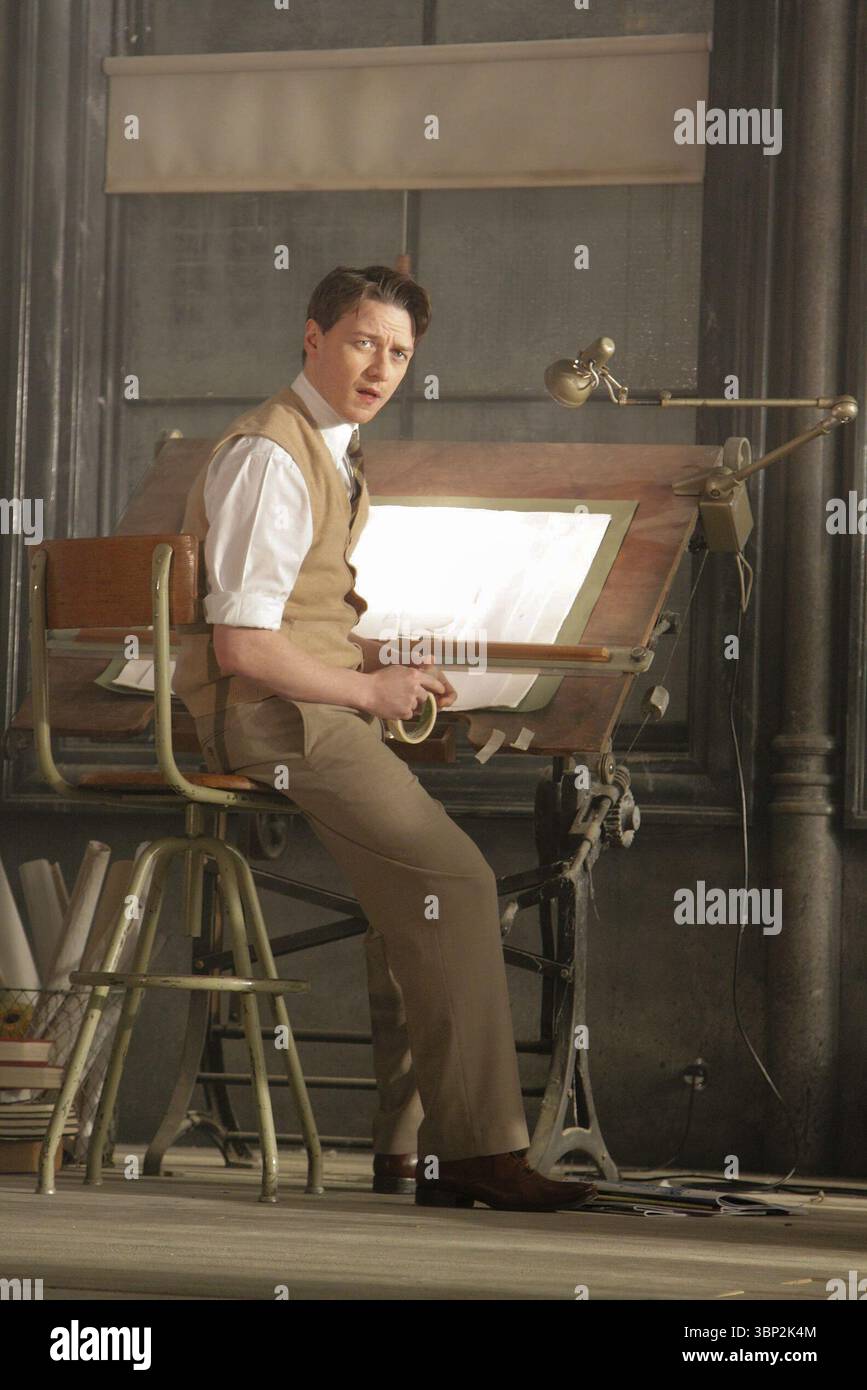 James McAvoy (Ned) in DREI TAGEN REGEN von Richard Greenberg im Apollo Theatre, London W1 10/02/2009 Design: Soutra Gilmour Beleuchtung: Jon Clark Regie: Jamie Lloyd Stockfoto