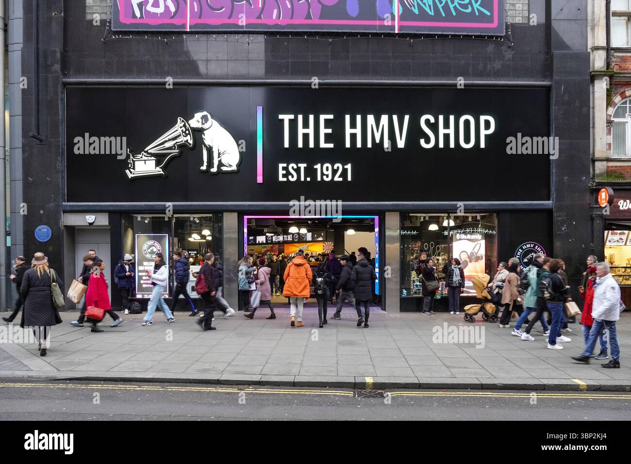 Käufer vor einem HMV-Geschäft in der Oxford Street, London England Großbritannien Stockfoto