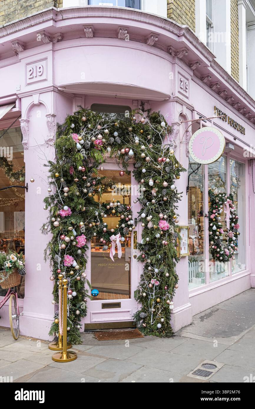 Weihnachtsdekoration im pinken Café Peggy Porschen in London England Großbritannien Großbritannien Stockfoto