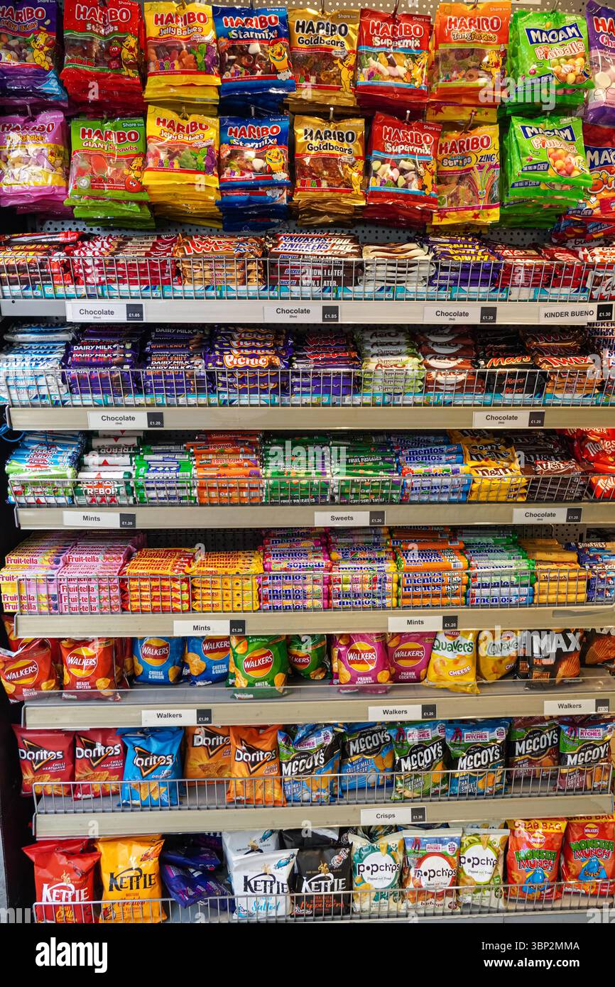 Stand mit Süßigkeiten und Schokolade Bars in einem Geschäft, London, England Vereinigtes Königreich Großbritannien Stockfoto