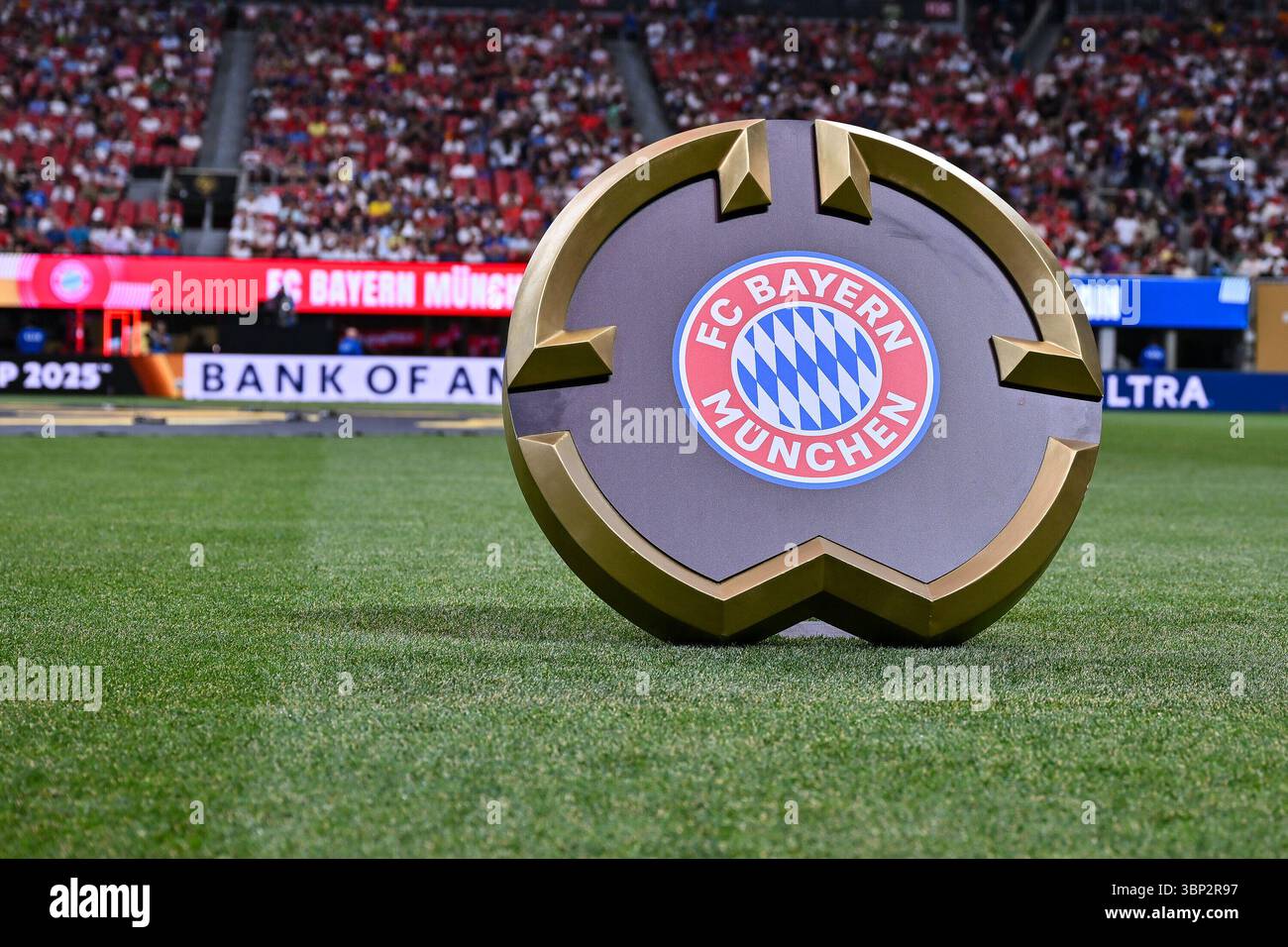Atlanta, Vereinigte Staaten. Juli 2025. Das LOGO des FC Bayern auf dem Rasen in Atlanta/Wappen/Symbolbildl/Symbolfoto/FIFA Club World Cup: Paris Saint Germain - FC Bayern München, Mercedes Benz Stadium am 05.07.2025/NICHT ERHÄLTLICH IN USA/dpa/Alamy Live News Stockfoto