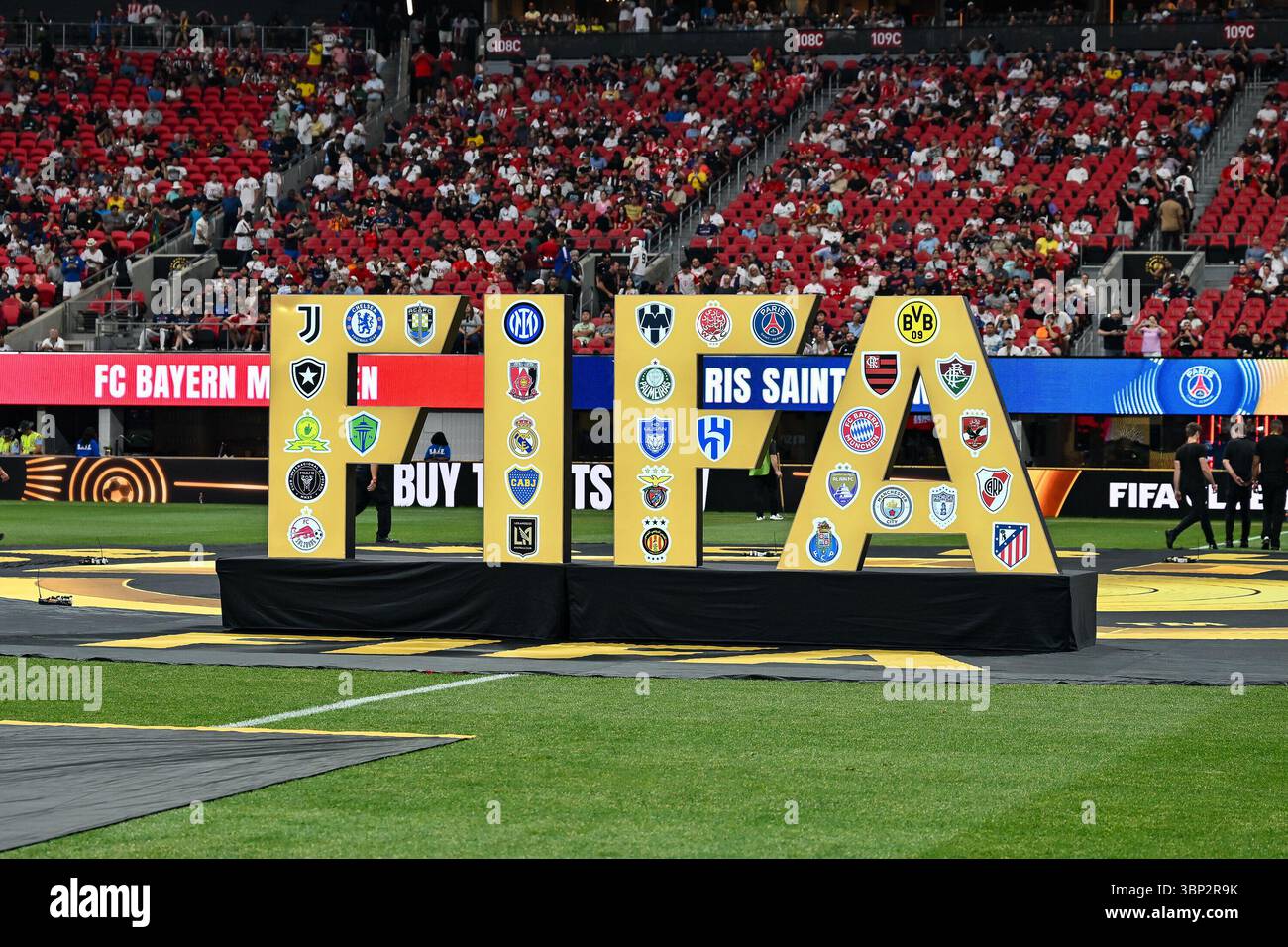 Atlanta, Vereinigte Staaten. Juli 2025. Die FIFA hat ein grosses Logo zum Viertelfinale nach Atlanta gebracht/Symbolbild/Symbolfoto/FIFA Club-Weltmeisterschaft: Paris Saint Germain - FC Bayern München, Mercedes Benz Stadium am 05.07.2025/NICHT ERHÄLTLICH IN USA/dpa/Alamy Live News Stockfoto