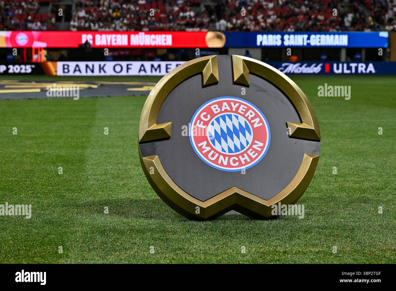 Atlanta, Vereinigte Staaten. Juli 2025. Das LOGO des FC Bayern auf dem Rasen in Atlanta/Wappen/Symbolbildl/Symbolfoto/FIFA Club World Cup: Paris Saint Germain - FC Bayern München, Mercedes Benz Stadium am 05.07.2025/NICHT ERHÄLTLICH IN USA/dpa/Alamy Live News Stockfoto