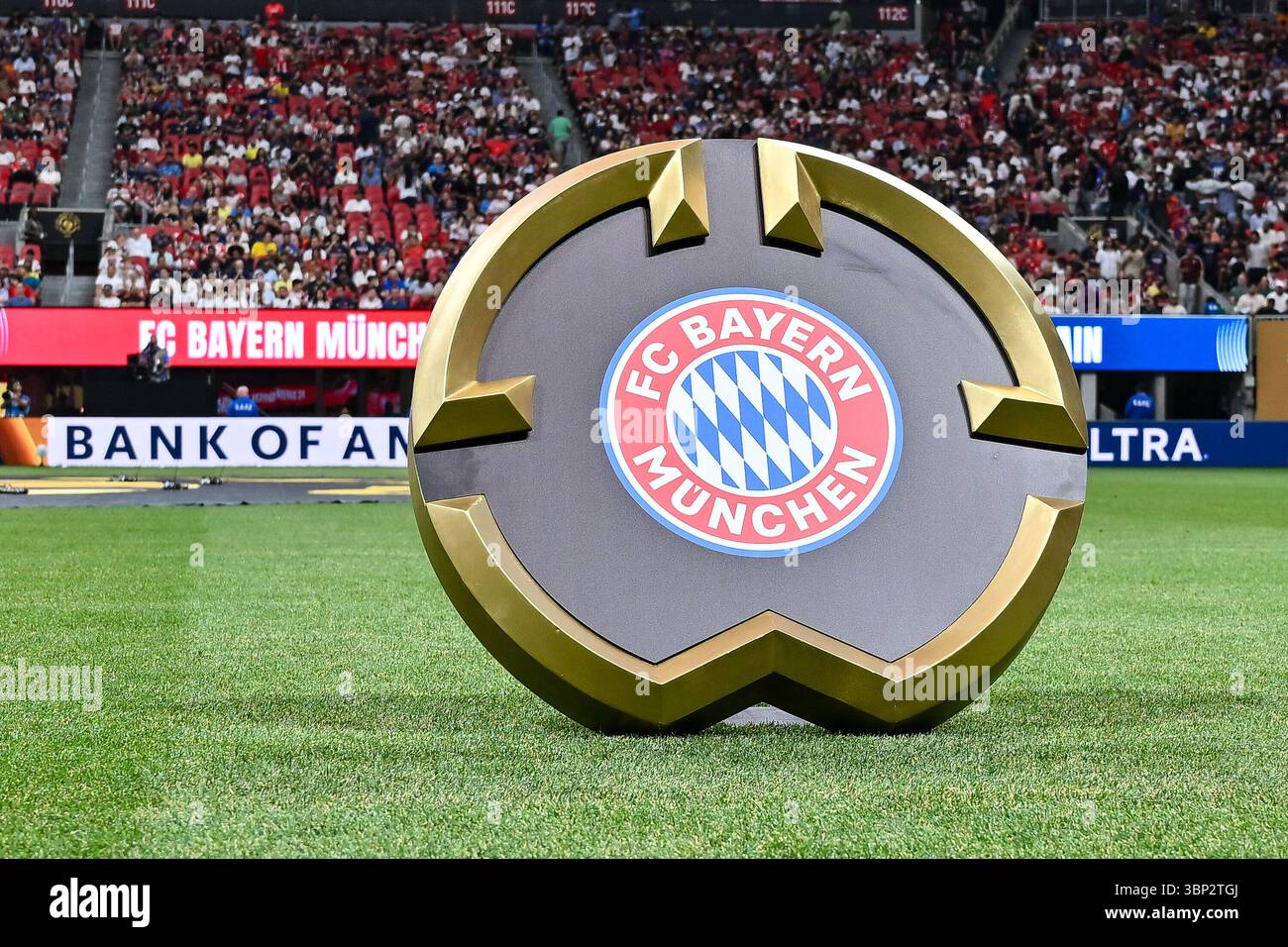 Atlanta, Vereinigte Staaten. Juli 2025. Das LOGO des FC Bayern auf dem Rasen in Atlanta/Wappen/Symbolbildl/Symbolfoto/FIFA Club World Cup: Paris Saint Germain - FC Bayern München, Mercedes Benz Stadium am 05.07.2025/NICHT ERHÄLTLICH IN USA/dpa/Alamy Live News Stockfoto