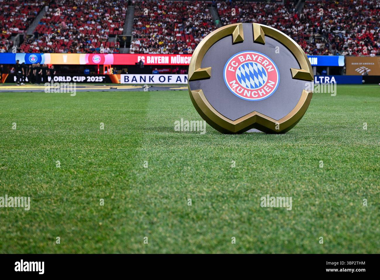 Atlanta, Vereinigte Staaten. Juli 2025. Das LOGO des FC Bayern auf dem Rasen in Atlanta/Wappen/Symbolbildl/Symbolfoto/FIFA Club World Cup: Paris Saint Germain - FC Bayern München, Mercedes Benz Stadium am 05.07.2025/NICHT ERHÄLTLICH IN USA/dpa/Alamy Live News Stockfoto