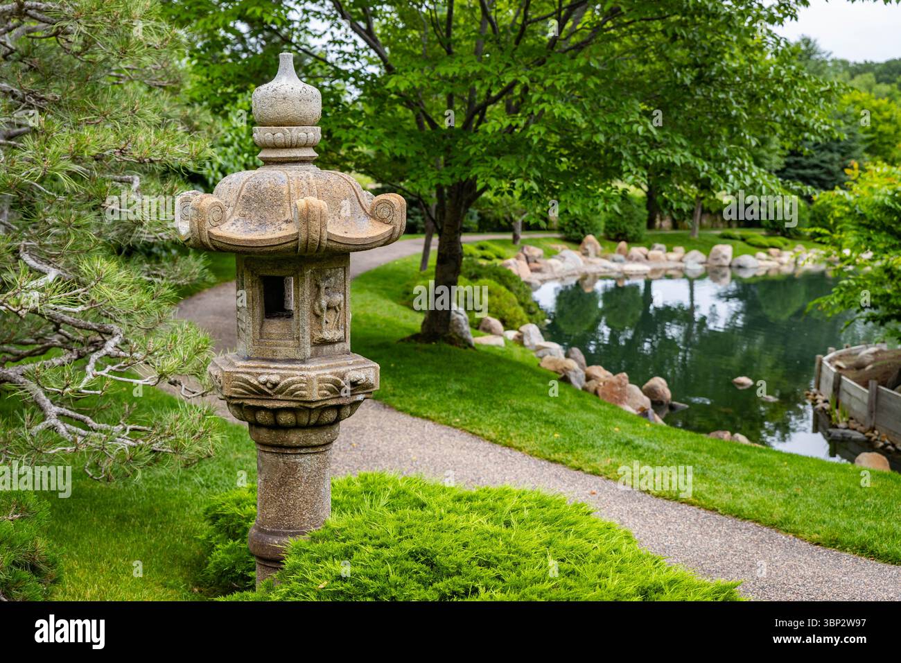 Traditionelle japanische Steinlaternen-Pagode steht ruhig im wunderschönen Normandale Japanischen Garten Stockfoto