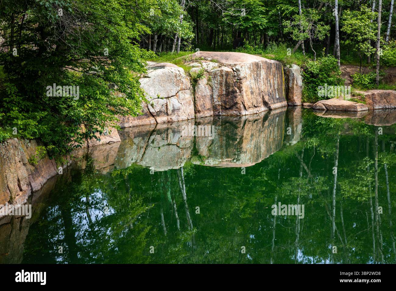 Eine dramatische öffentliche Seeklippe im Quarry Park and Nature Preserve Stockfoto