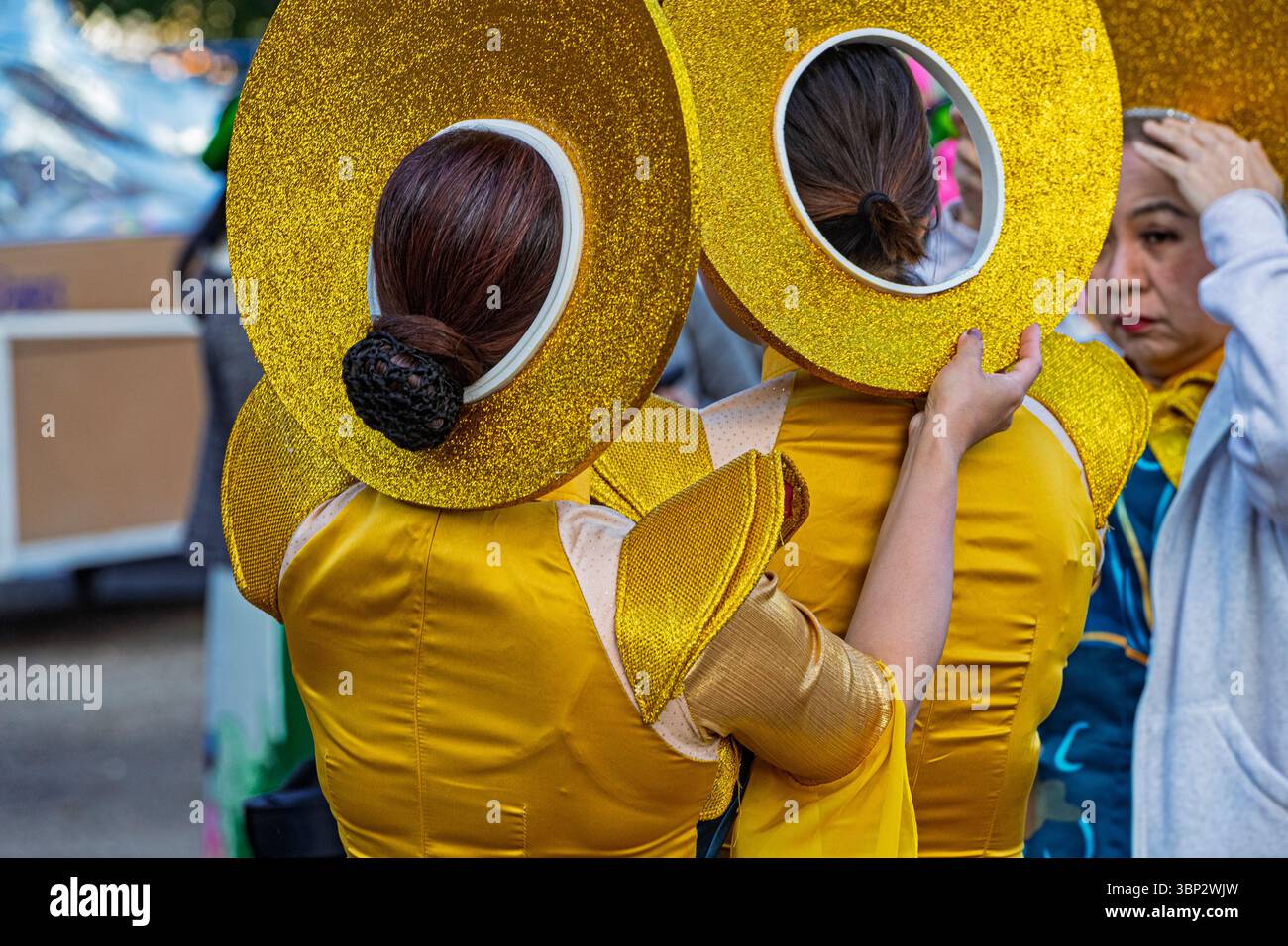 Vietnamesische Frauen mit Ao Dai Hats zu Beginn der Calgary Stampede Parade in Alberta Kanada Stockfoto