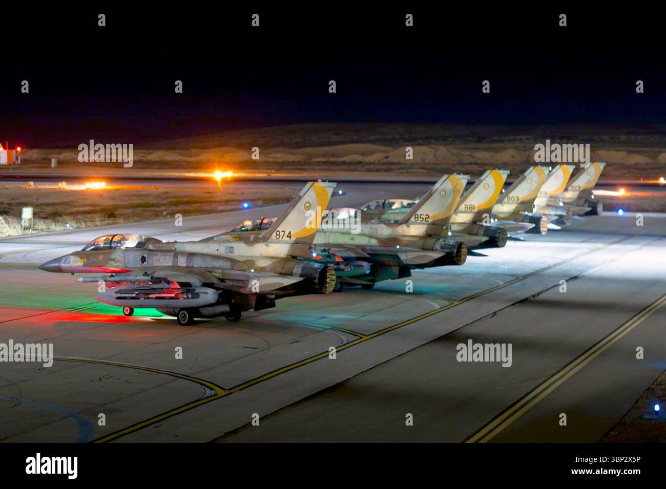 13. Juni 2025, unbekannter Ort, Israel: Dieses Foto der israelischen Verteidigungskräfte (IDF) vom 13. Juni 2025 zeigt israelische Militärflugzeuge, die sich auf Luftangriffe im Iran vorbereiten. Der Streik war Teil einer größeren Operation Israels, die Anfang Freitag gestartet wurde und gegen hochrangige iranische Militärkommandeure und mehrere militärische Einrichtungen gerichtet war. Der israelische Premierminister Benjamin Netanjahu sagte, die Kampagne zielte darauf ab, die nukleare Infrastruktur des Iran, die Produktionskapazitäten für Raketen und die größere militärische Kapazität zu zerstören. (Foto: © Israel Defense Forces/Xinhua via ZUMA Press) EDITORIAL Stockfoto