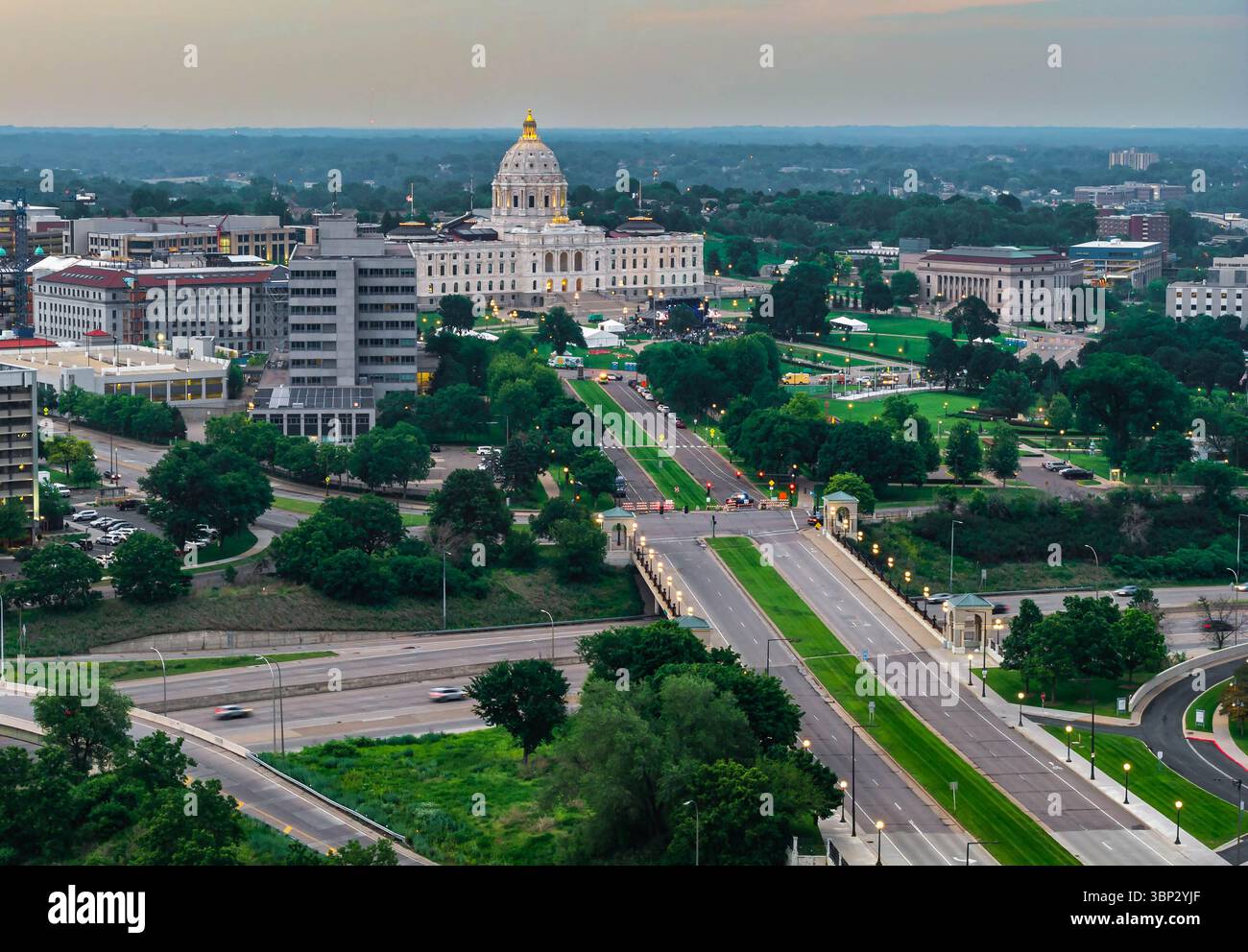 Ein Blick aus der Vogelperspektive auf das majestätische Minnesota State Capitol in St. Paul, wunderschön beleuchtet in der Abenddämmerung Stockfoto
