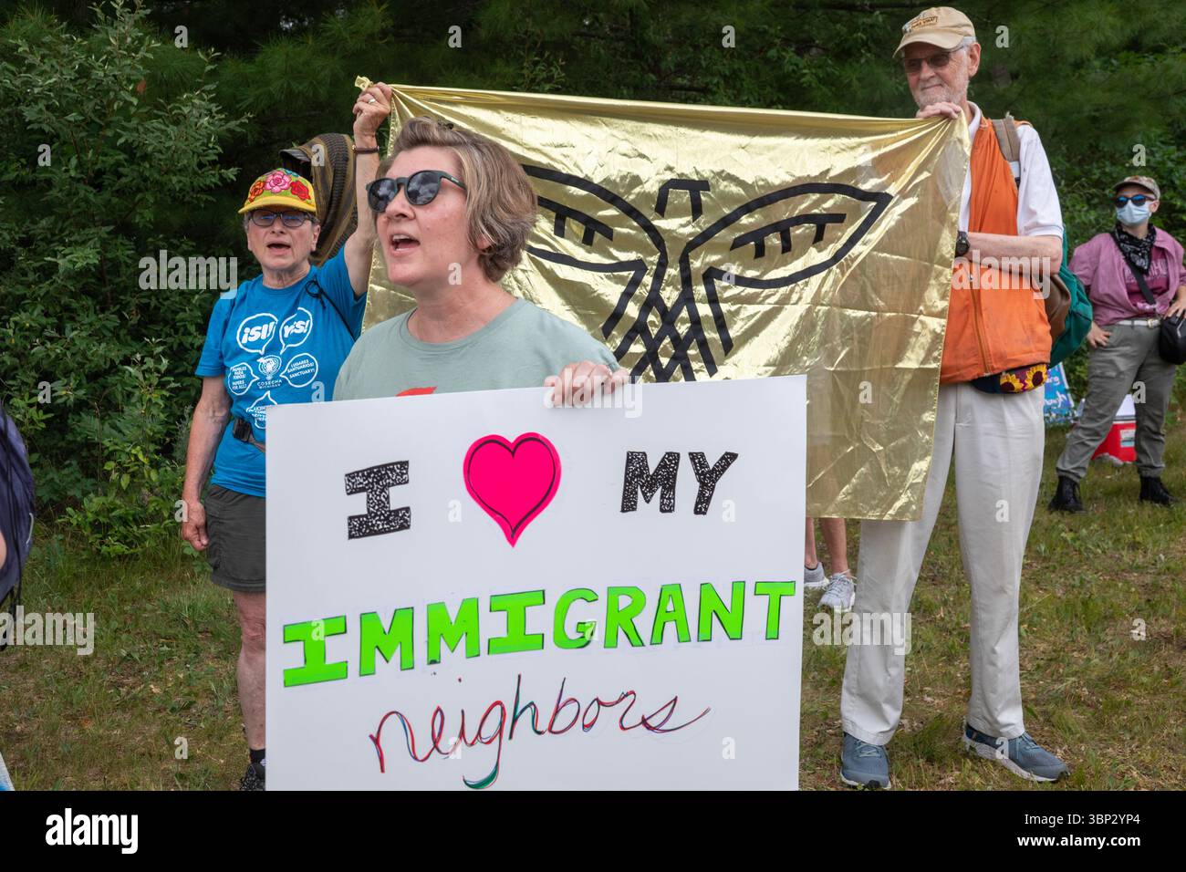 Baldwin, Michigan, USA. Juli 2025. Aktivisten kämpfen gegen die North Lake Correctional Facility, die gerade als größtes Einwanderungsgefängnis im Mittleren Westen wieder eröffnet wurde. Die Einrichtung in Michigan ist Eigentum der GEO Group und wird Einwanderer beherbergen, die durch ICE festgehalten werden. Quelle: Jim West/Alamy Live News Stockfoto