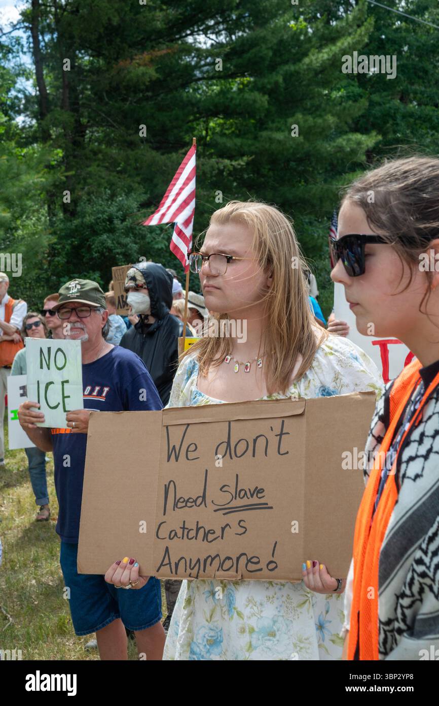 Baldwin, Michigan, USA. Juli 2025. Aktivisten kämpfen gegen die North Lake Correctional Facility, die gerade als größtes Einwanderungsgefängnis im Mittleren Westen wieder eröffnet wurde. Die Einrichtung in Michigan ist Eigentum der GEO Group und wird Einwanderer beherbergen, die durch ICE festgehalten werden. Quelle: Jim West/Alamy Live News Stockfoto