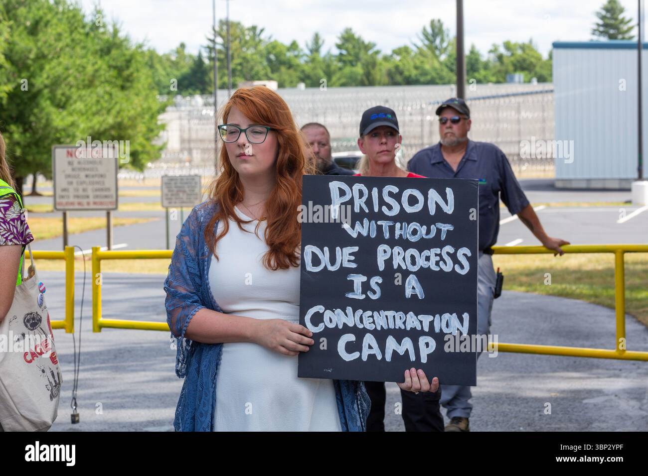 Baldwin, Michigan, USA. Juli 2025. Aktivisten kämpfen gegen die North Lake Correctional Facility, die gerade als größtes Einwanderungsgefängnis im Mittleren Westen wieder eröffnet wurde. Die Einrichtung in Michigan ist Eigentum der GEO Group und wird Einwanderer beherbergen, die durch ICE festgehalten werden. Quelle: Jim West/Alamy Live News Stockfoto