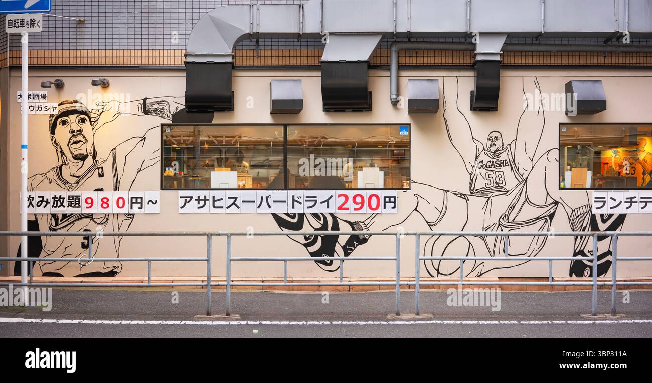 osaka, Tenjinbashi - 05. dez 2024: Japanisches GoGASHA53 Izakaya Restaurant mit coolem Basketball-Motiv in Schwarz-weiß-Wandgemälde mit Abschlussball Stockfoto