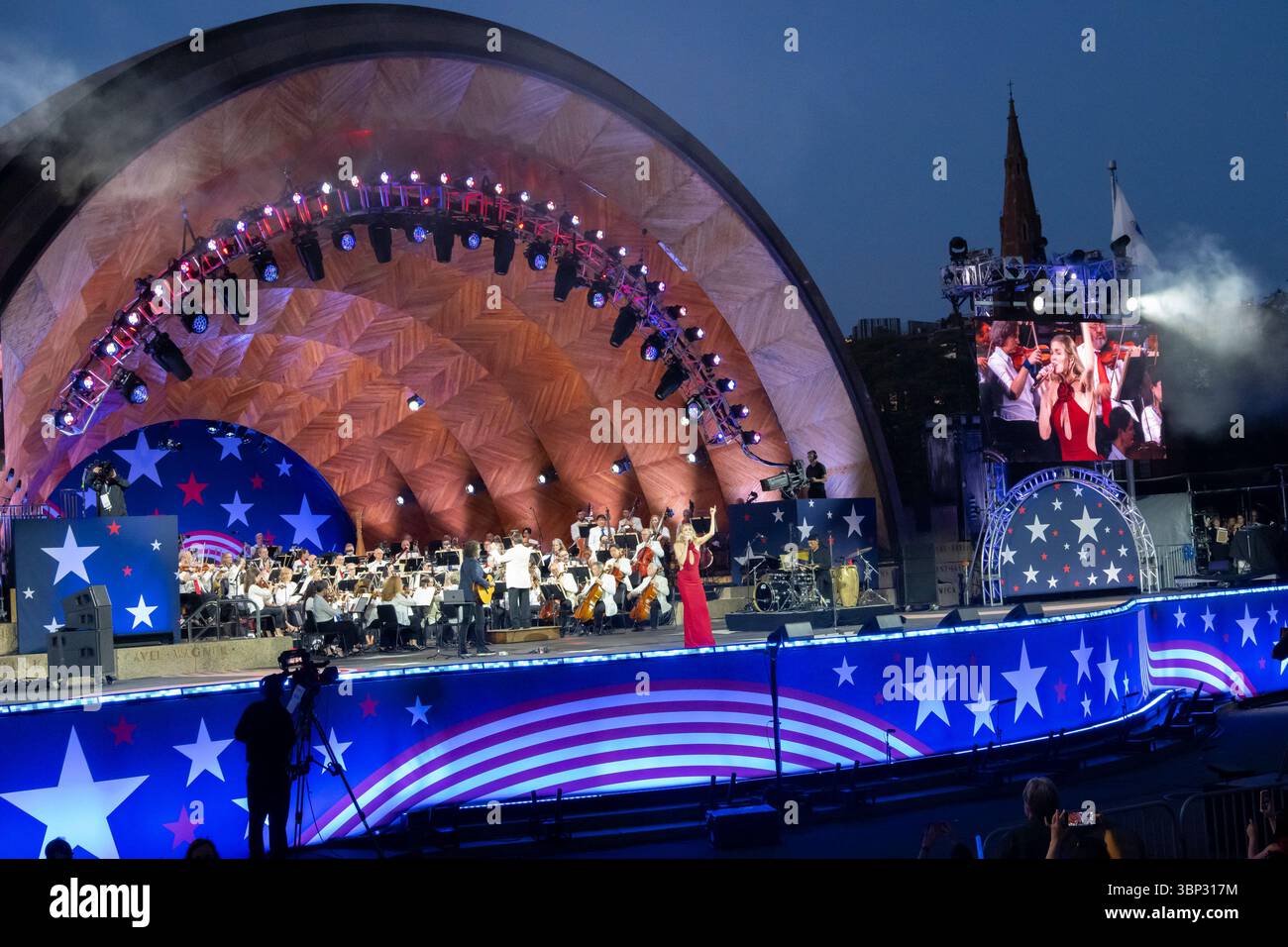 Boston, Massachusetts, USA. Juli 2025. Der Country Music Star LeAnn Rimes trat beim Boston Pops Concert and Fireworks Spectacular auf der Charles River Esplanade in Boston, Massachusetts auf, Keith Lockhart und die Boston Pops wurden von Country Music Stars LeAnn Rimes, Leslie Odom, Jr. Hip Hop Gruppe Bell, BiV Devoe und dem US Army Chorus begleitet. Die Anzahl der Menschen lag zwischen 300.000-500.000. Quelle: Rick Friedman/Alamy Live News Stockfoto