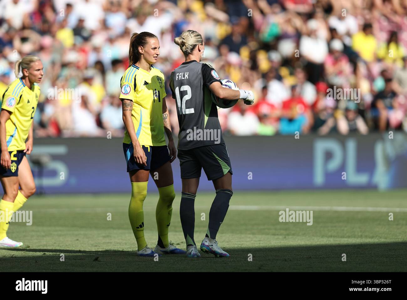 Nathalie Bjorn (Schweden Frauen)Jennifer Falk (Schweden Frauen) während des UEFA-Europameisterschaftsspiels der Frauen Dänemark 0-1 Schweden Frauen im Stade de Geneve am 4. Juli 2025 in Genf, Schweiz. Stockfoto