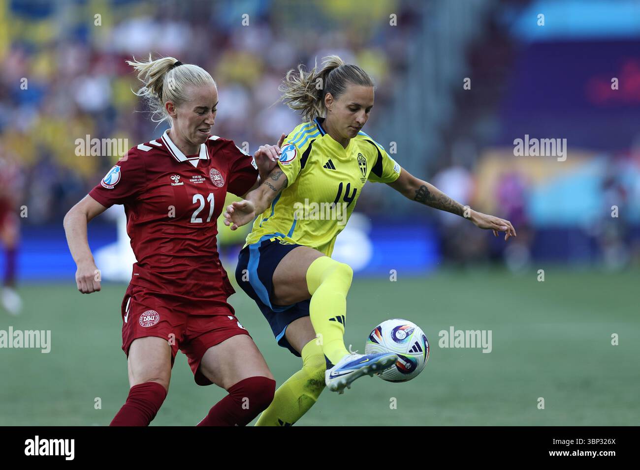 Nathalie Bjorn (Schweden Frauen)Amalie Vangsgaard (Dänemark Frauen) während des UEFA-Europameisterschaftsspiels der Frauen Dänemark 0-1 Schweden Frauen im Stade de Geneve am 4. Juli 2025 in Genf, Schweiz. Stockfoto