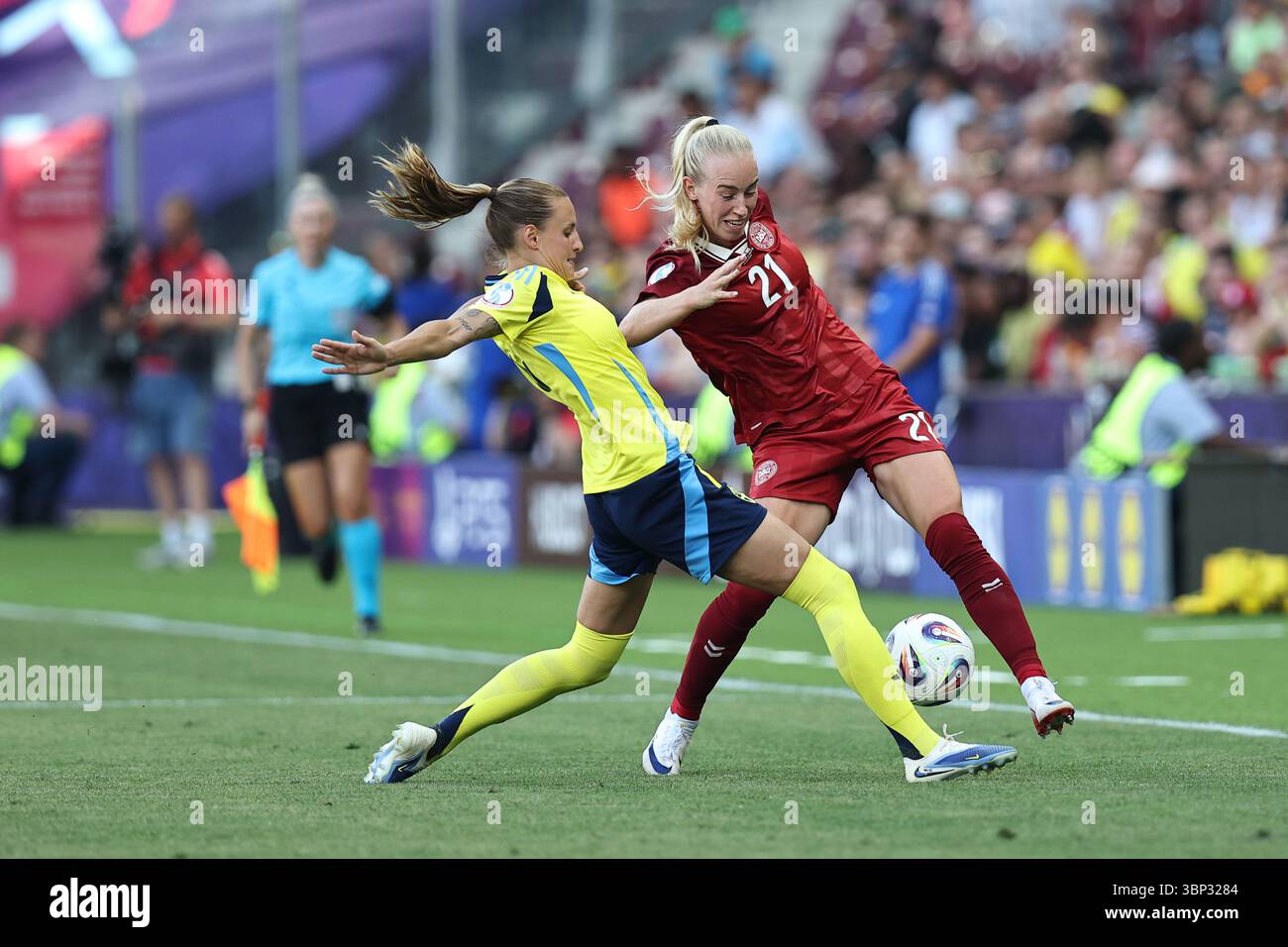Amalie Vangsgaard (Dänemark Frauen)Nathalie Bjorn (Schweden Frauen) während des UEFA-Europameisterschaftsspiels der Frauen Dänemark 0-1 Schweden Frauen im Stade de Geneve am 4. Juli 2025 in Genf, Schweiz. Stockfoto