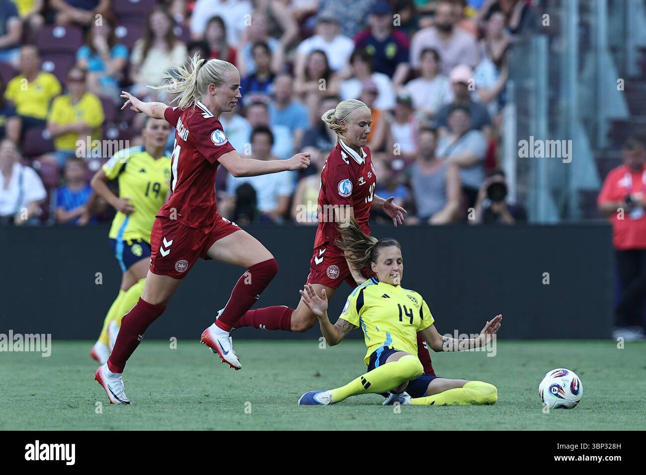 Amalie Vangsgaard (Dänemark Frauen)Nathalie Bjorn (Schweden Frauen)Pernille Harder (Dänemark Frauen) während des Spiels der dänischen Frauen 0-1 Schweden Frauen im Stade de Geneve am 4. Juli 2025 in Genf, Schweiz. Stockfoto