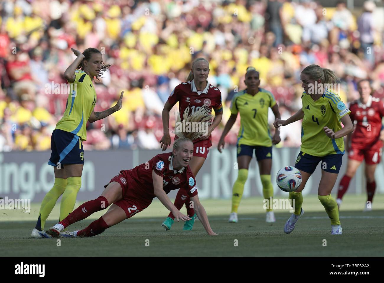 Nathalie Bjorn (Schweden Frauen)Amalie Vangsgaard (Dänemark Frauen)Hanna Lundkvist (Schweden Frauen) während des UEFA-Europameisterschaftsspiels der Frauen Dänemark 0-1 Schweden Frauen im Stade de Geneve am 4. Juli 2025 in Genf, Schweiz. Stockfoto