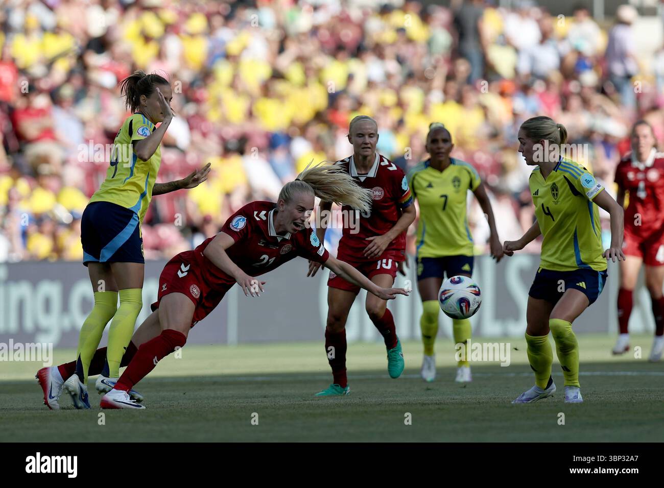Nathalie Bjorn (Schweden Frauen)Amalie Vangsgaard (Dänemark Frauen)Hanna Lundkvist (Schweden Frauen) während des UEFA-Europameisterschaftsspiels der Frauen Dänemark 0-1 Schweden Frauen im Stade de Geneve am 4. Juli 2025 in Genf, Schweiz. Stockfoto