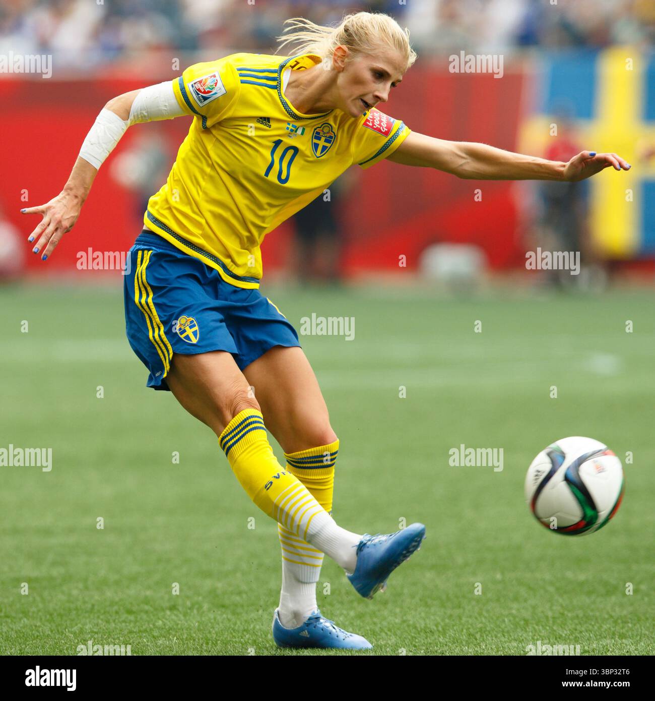 Sofia Jacobsson aus Schweden schießt den Ball während eines Spiels der FIFA Frauen-Weltmeisterschaft Gruppe D gegen Nigeria am 8. Juni 2015 im Winnipeg-Stadion in Winnipeg, Kanada. Nur redaktionelle Verwendung. Kommerzielle Nutzung verboten. (Foto: Jonathan Paul Larsen / Diadem Images) Stockfoto
