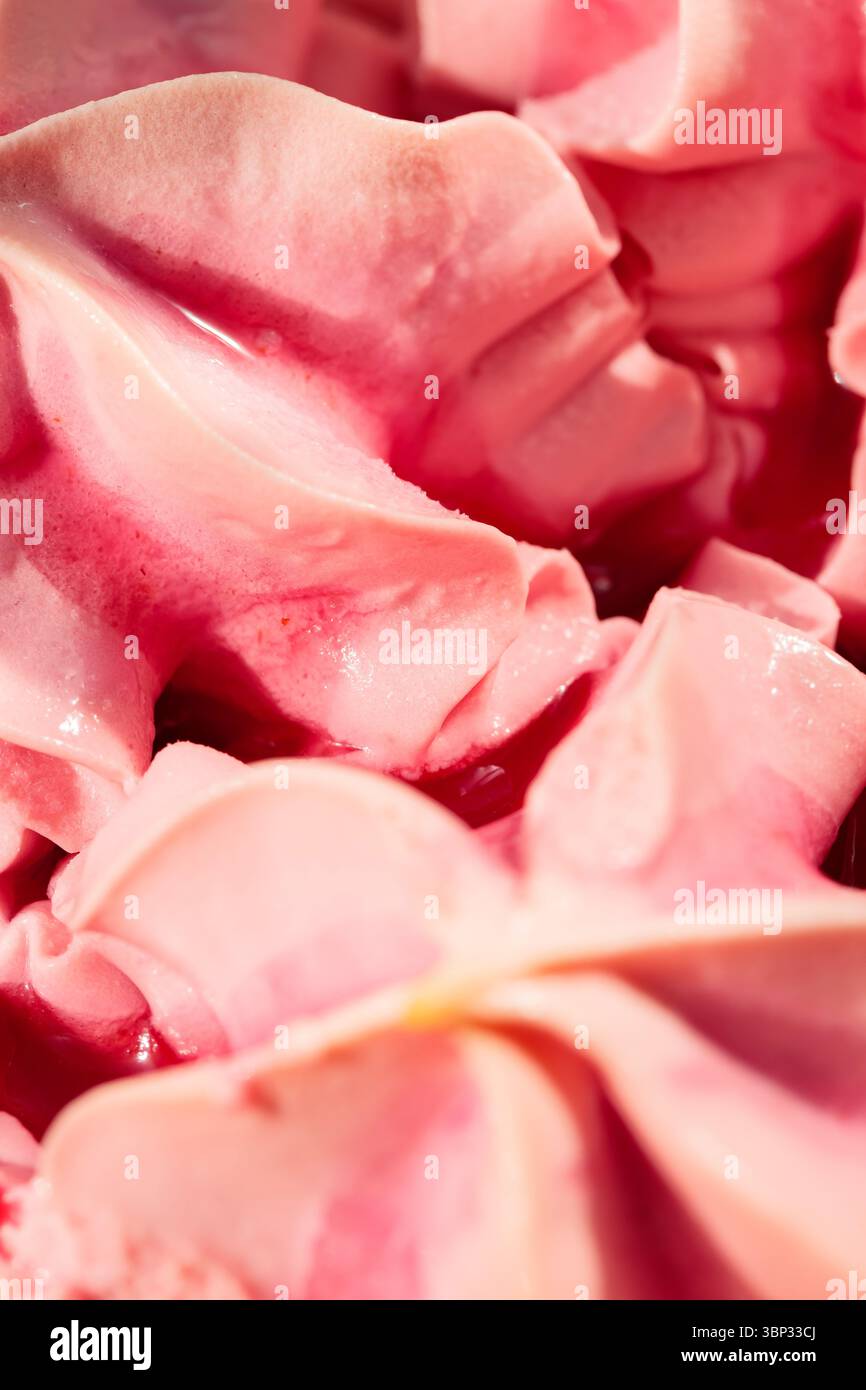 Kalte, cremige Erdbeereis mit glatter Milchstruktur Stockfoto