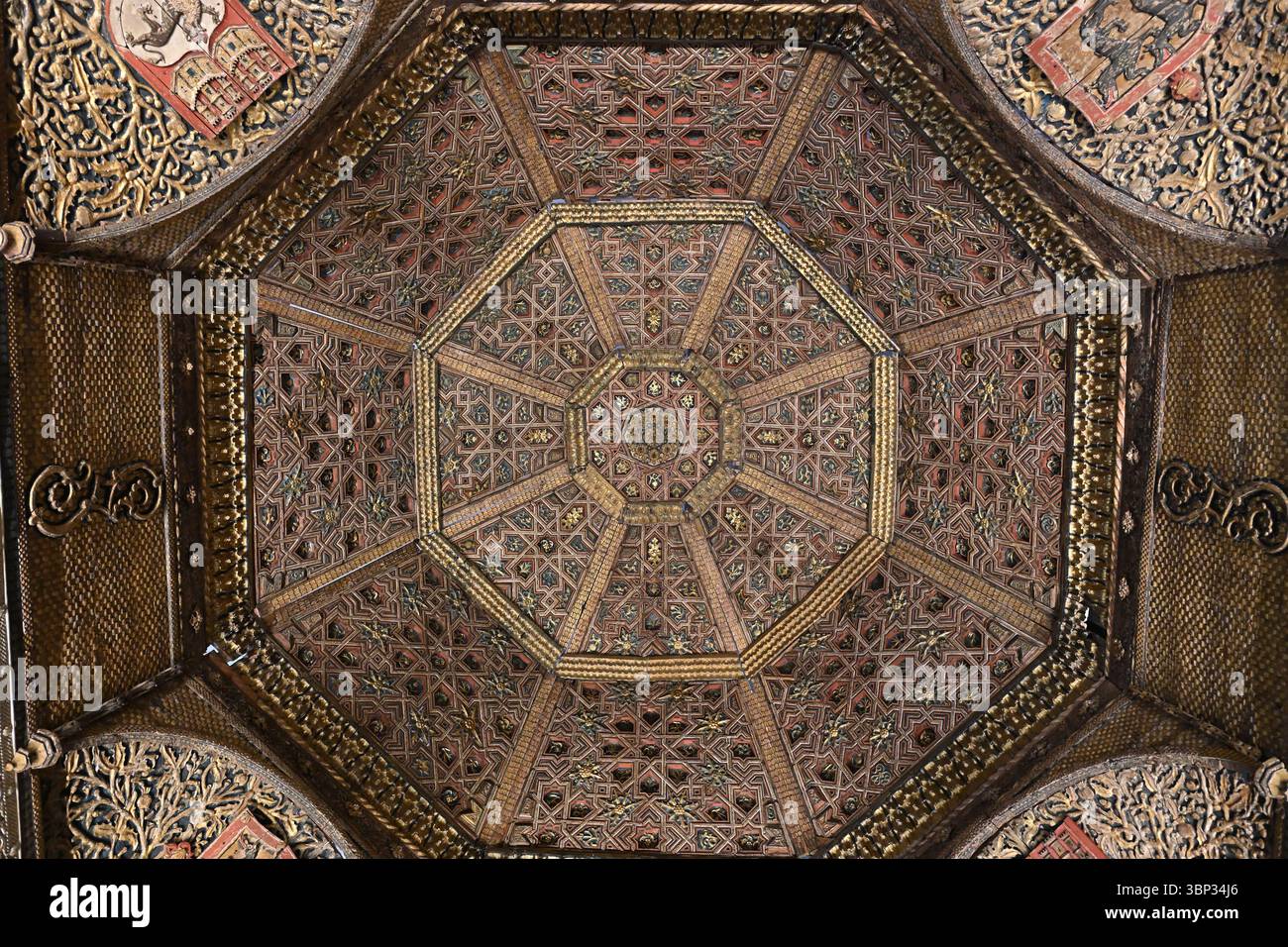 Torrijos Palace Decke (in der Nähe von Toledo, Spanien); geschnitzt, vergoldet und mit Gipsfries bemalt; um 1490 für Gutierre de Cárdenas und Teresa Enríquez Stockfoto