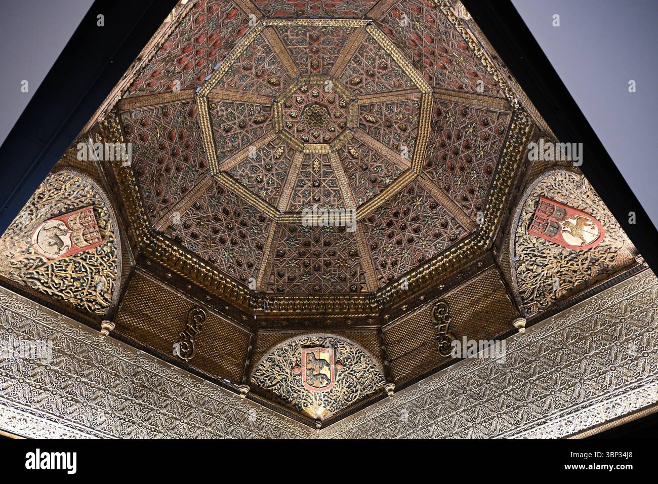 Torrijos Palace Decke (in der Nähe von Toledo, Spanien); geschnitzt, vergoldet und mit Gipsfries bemalt; um 1490 für Gutierre de Cárdenas und Teresa Enríquez Stockfoto