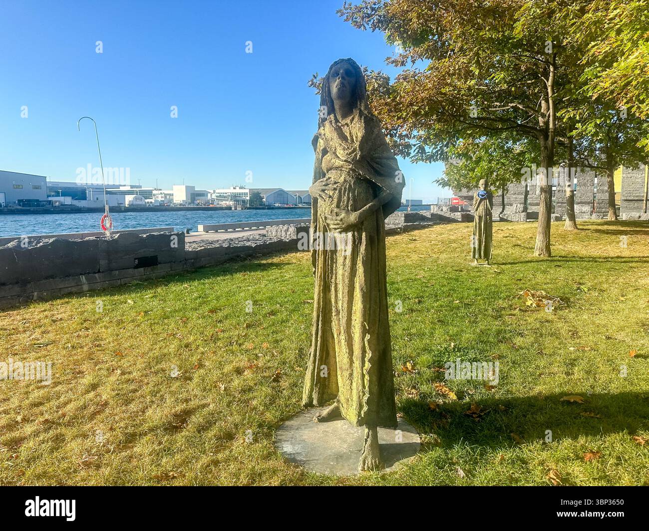 Toronto, Ontario – 7. Oktober 2023: Eine Statue, die Teil der Hommage an die irische Hungersnot in der Innenstadt von Toronto ist Stockfoto