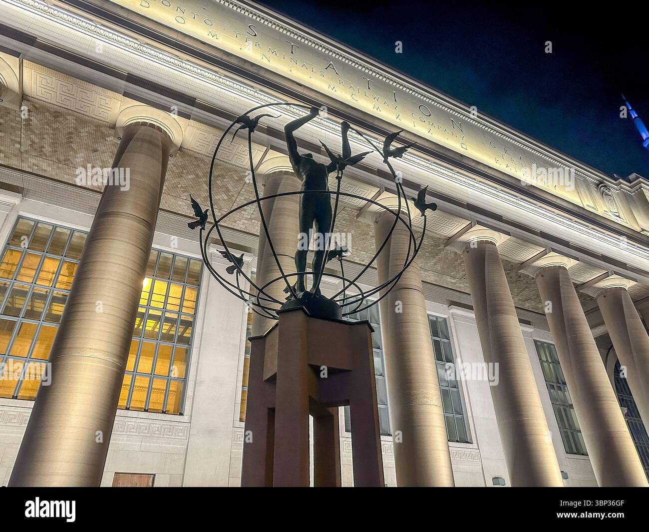 Toronto, Ontario - 7. Oktober 2023: „Monument to Multikulturalism“ von Francesco Perilli, vor der Union Station, 65 Front Street West und Stockfoto