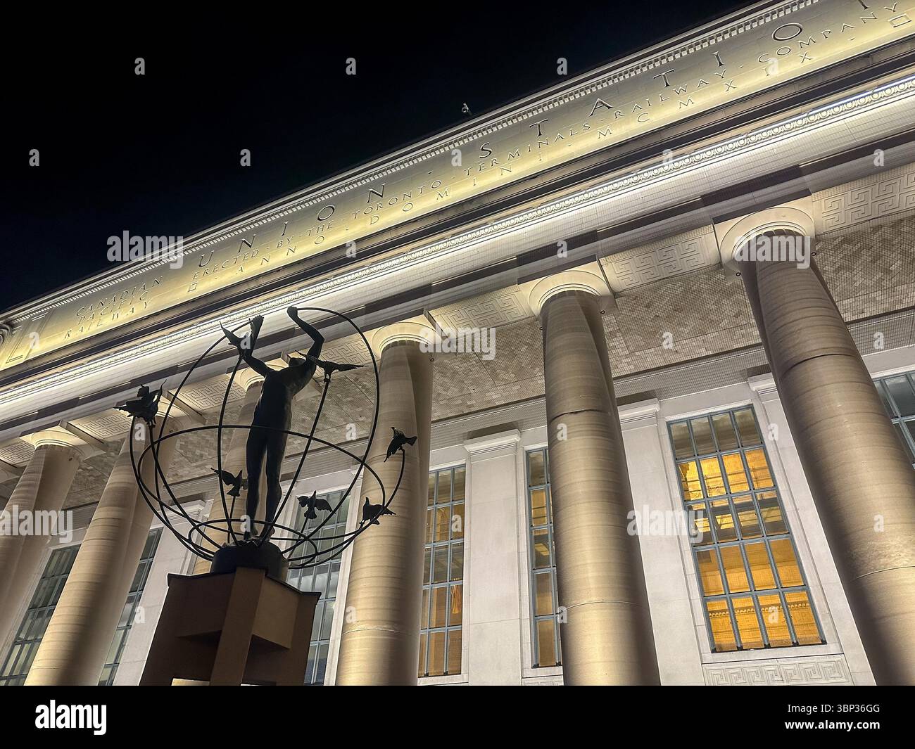Toronto, Ontario - 7. Oktober 2023: „Monument to Multikulturalism“ von Francesco Perilli, vor der Union Station, 65 Front Street West und Stockfoto